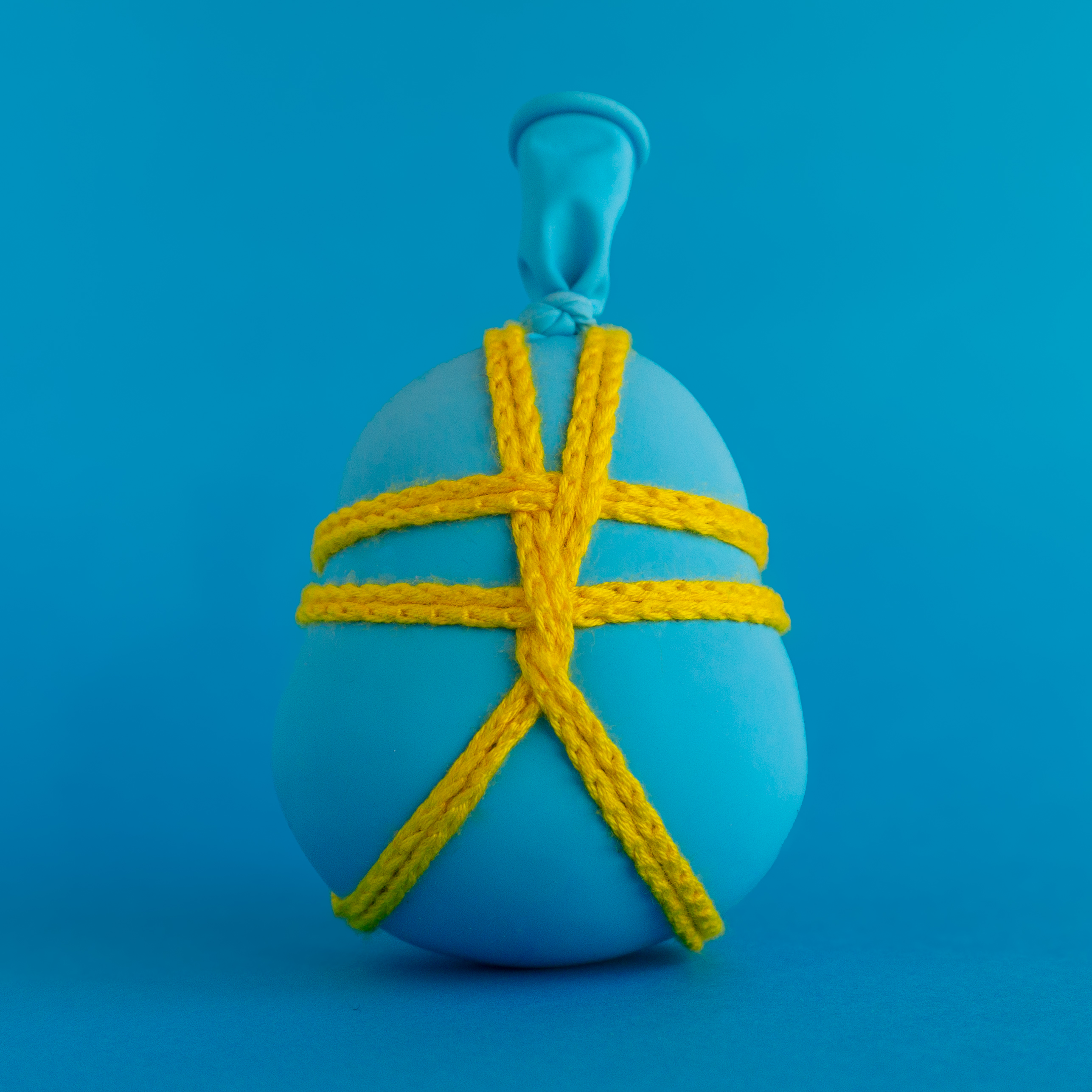 blue balloon with yellow ropework